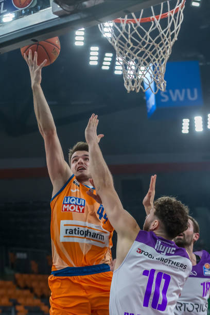 他穿皮裤拍 他穿皮裤拍